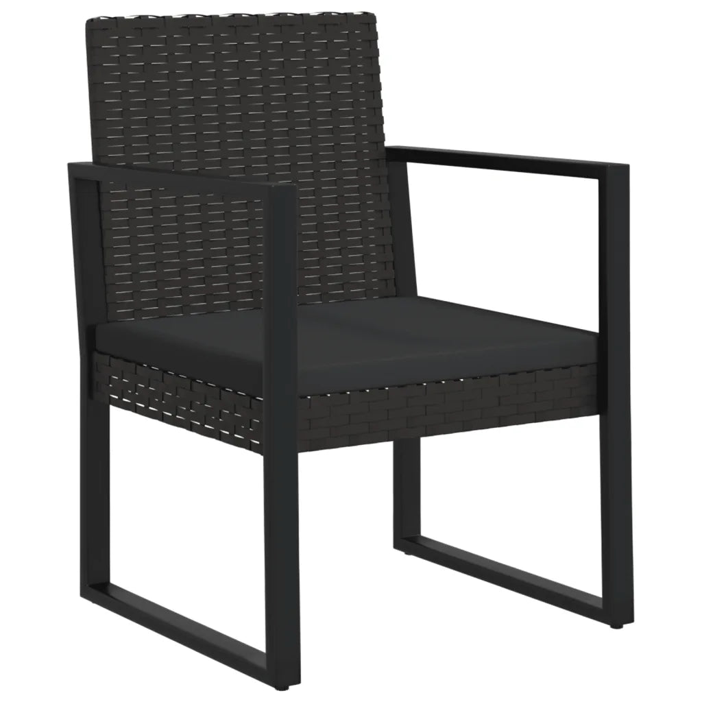 Détail du fauteuil en rotin PE avec coussin noir.