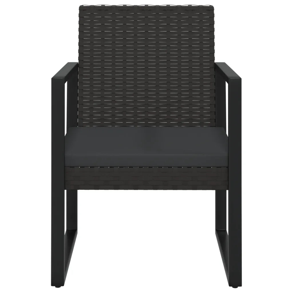 Coussins épais noirs sur fauteuil design extérieur.