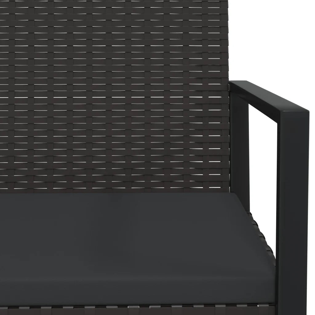 Mobilier d’extérieur compact avec fauteuils assortis.