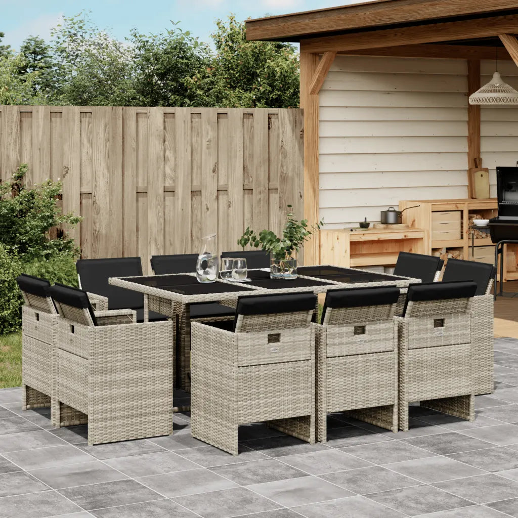 Salon de jardin compact en rotin gris clair avec table en verre.