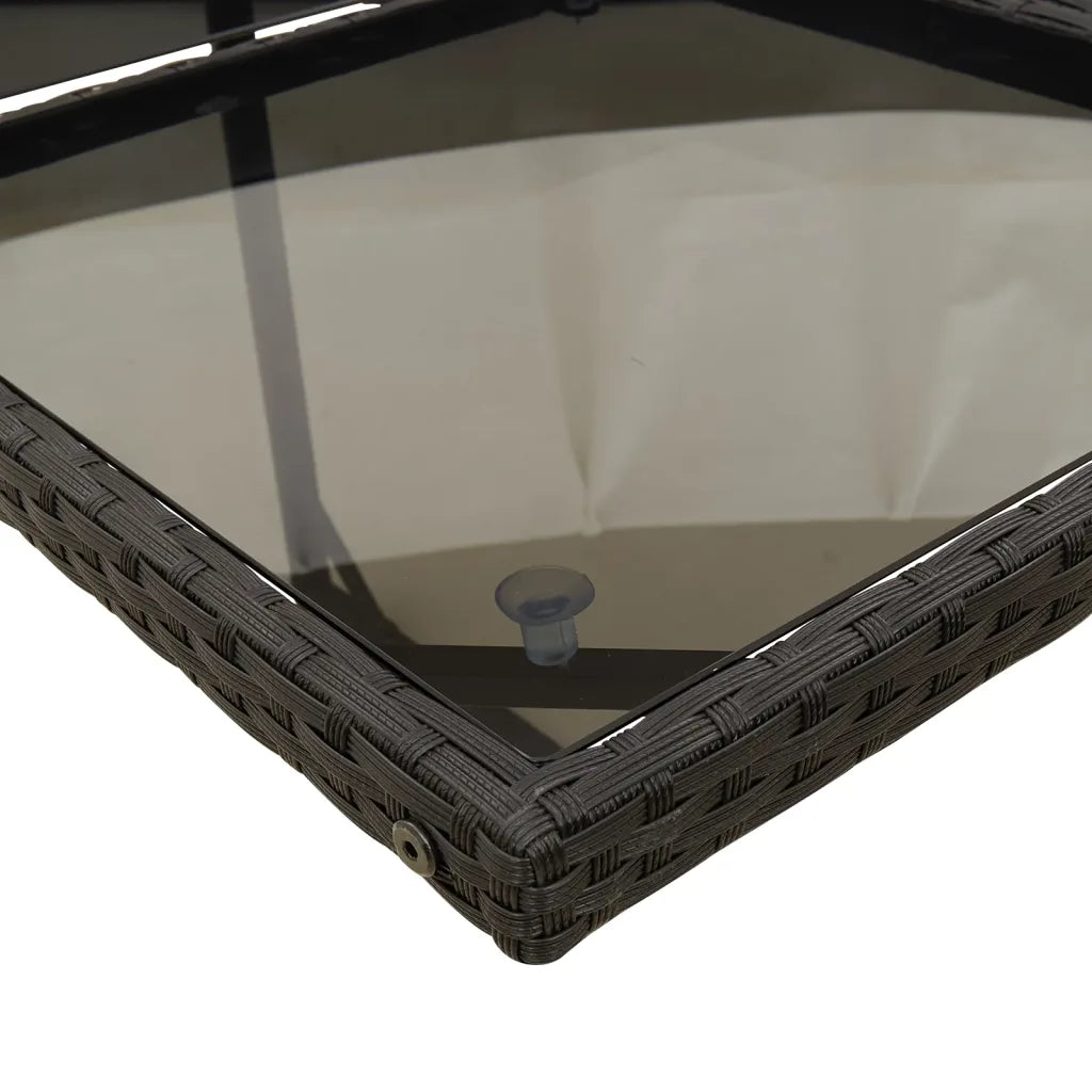 Table en verre trempée pour ce salon de jardin compact.