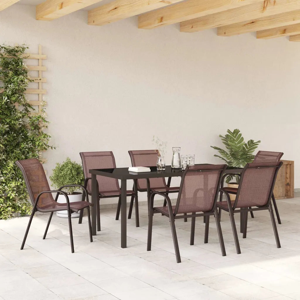 6 chaises de jardin marron utilisées en intérieur autour d'une table de salle à manger