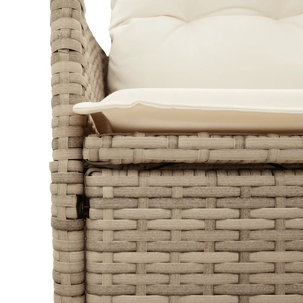 fauteuil en rotin beige photographié de face avec accoudoirs