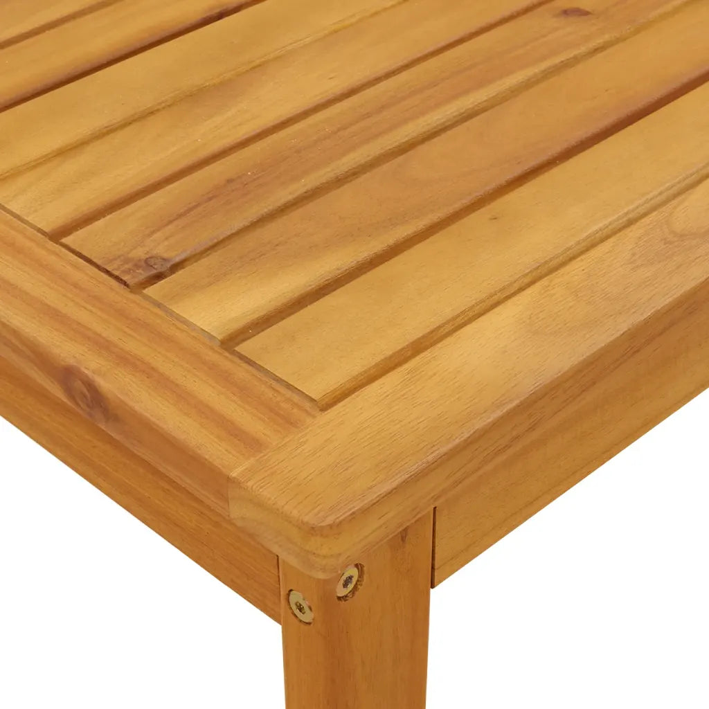 Table basse en acacia assortie au canapé palette extérieur.