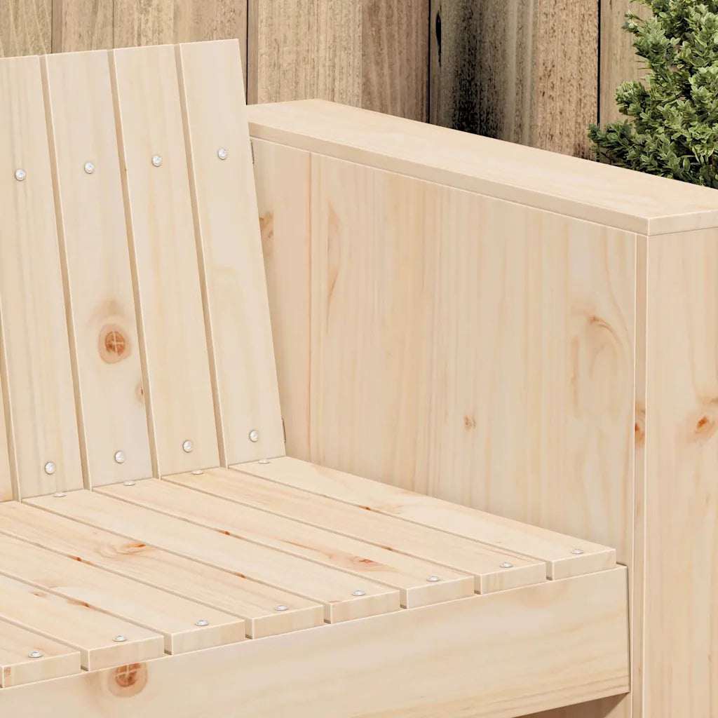 Canapé d'extérieur en pin massif naturel installé sur terrasse avec décoration végétale
