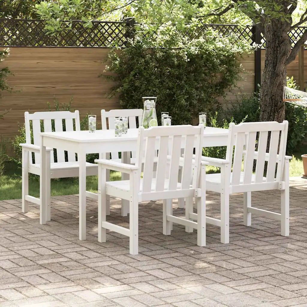 Lot de 4 chaises de jardin blanches en PEHD design à lattes autour d'une table sur terrasse