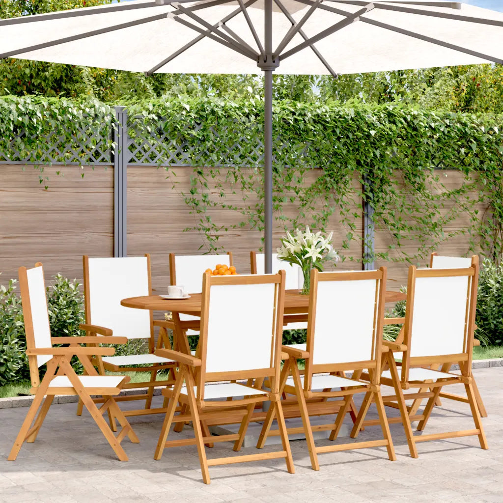 Lot de 8 chaises de jardin inclinables en acacia massif blanc crème autour d'une table sur terrasse