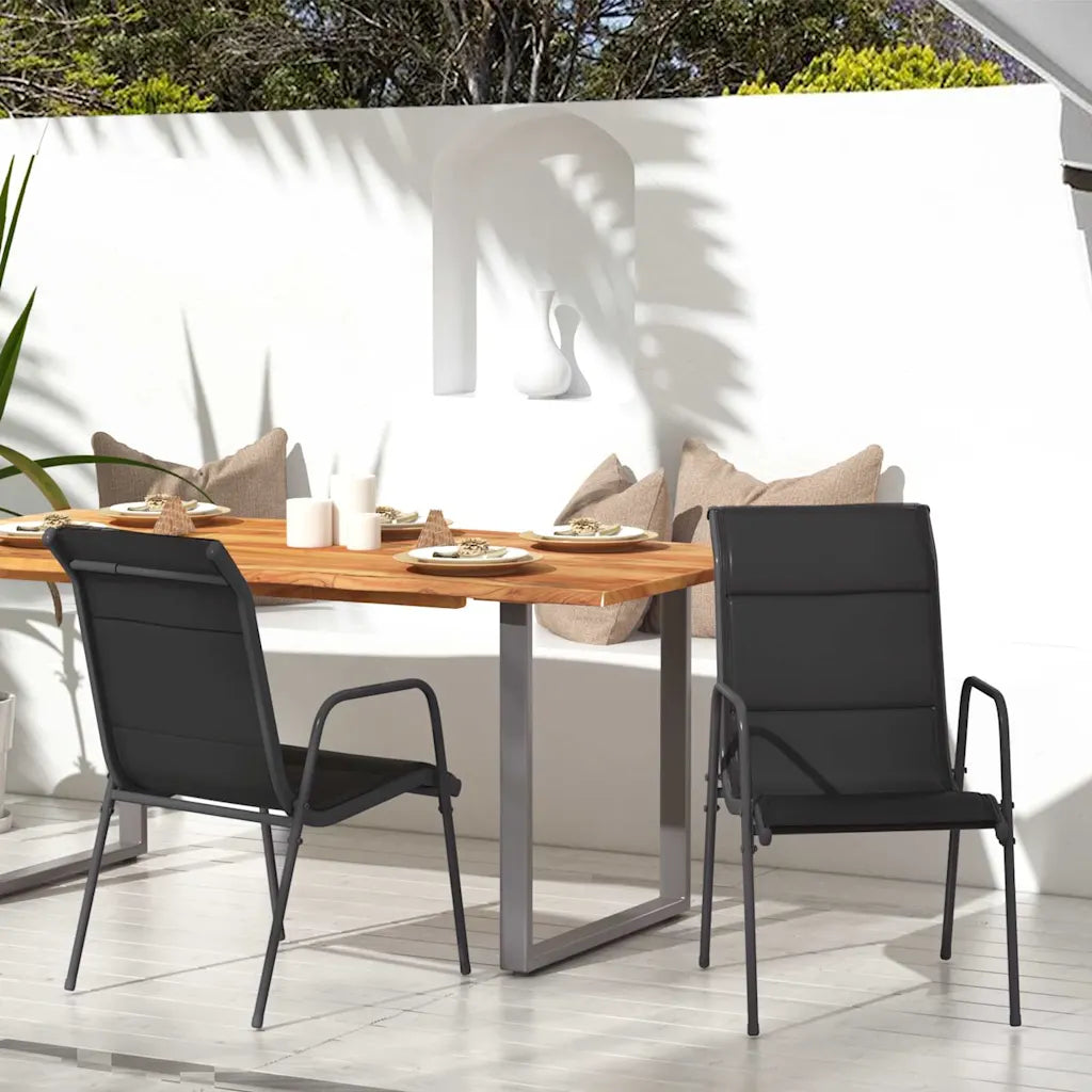 Lot de 2 chaises de jardin en soldes Textilène noir autour d'une table en bois sur terrasse