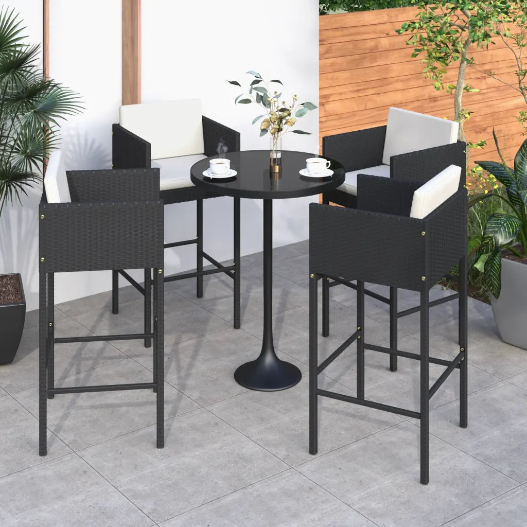Lot de 4 chaises hautes de jardin en polyrotin noir avec coussins autour d'une table haute
