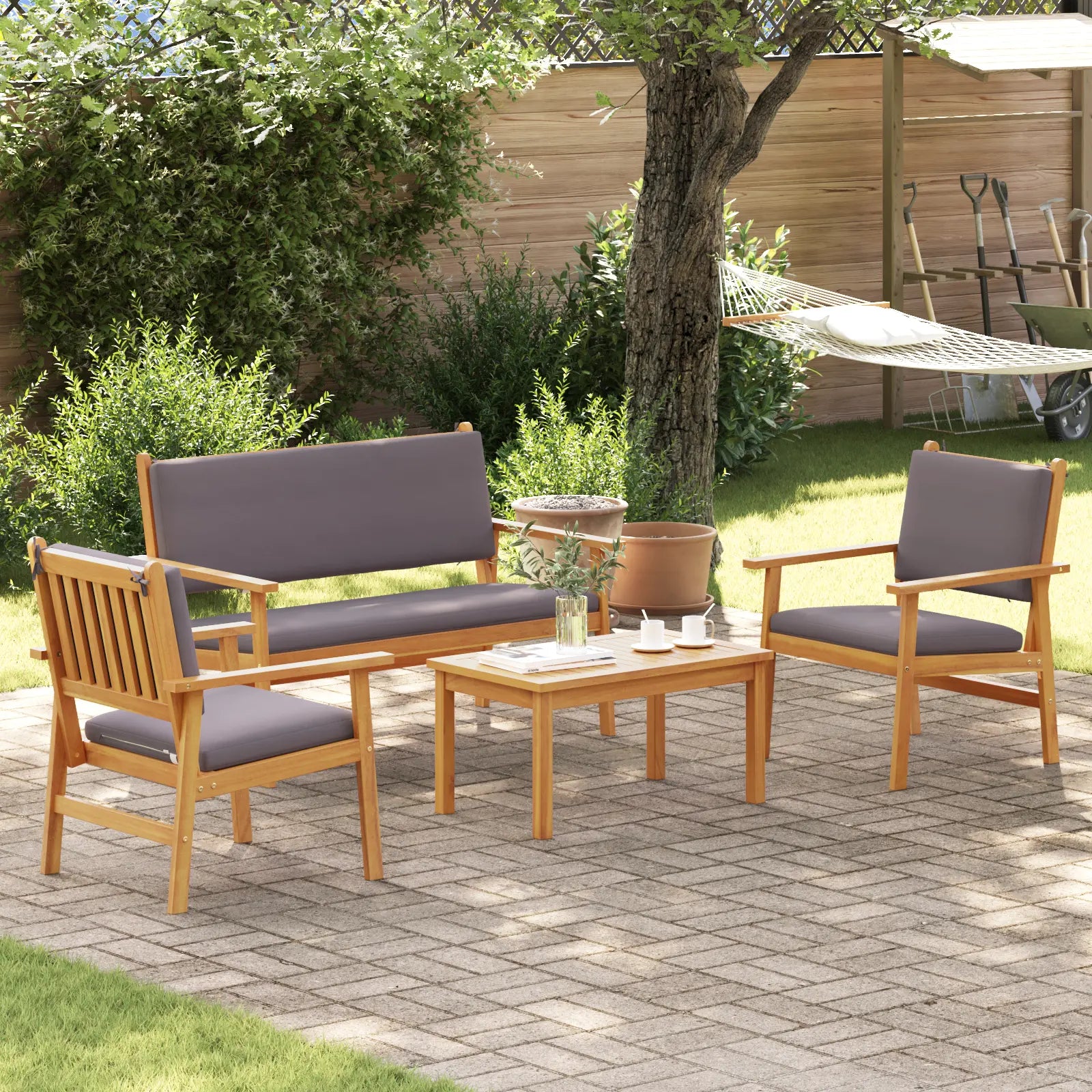 Ensemble de jardin en acacia massif avec table et deux fauteuils.