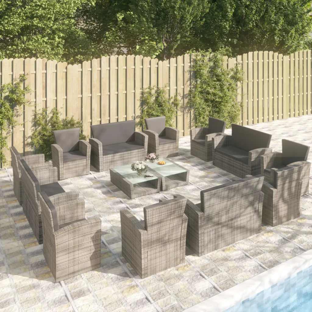 Salon de jardin Acapulco en rotin gris installé sur terrasse moderne avec piscine et végétation