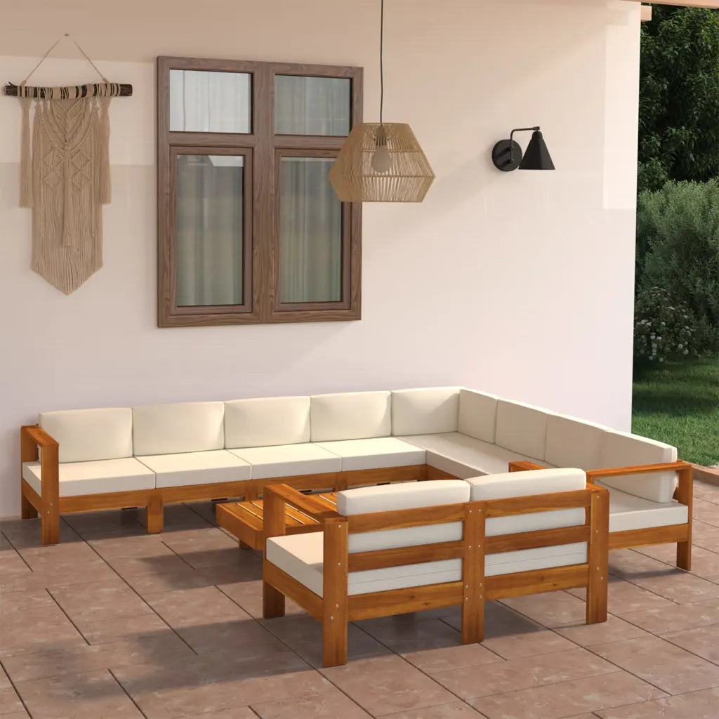 Salon de jardin de luxe en acacia massif avec coussins blanc crème installé sur terrasse moderne