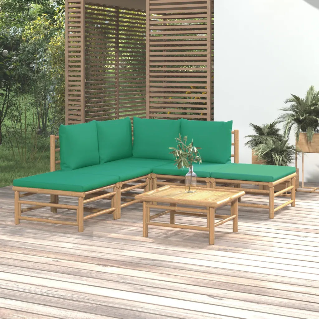 Un Salon de Jardin en Bambou confortable et joli avec ses coussins vert.
