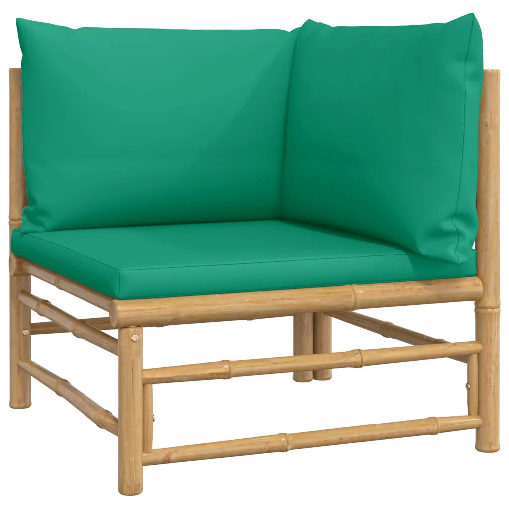 Un Salon de Jardin en Bambou confortable et joli avec ses coussins vert.