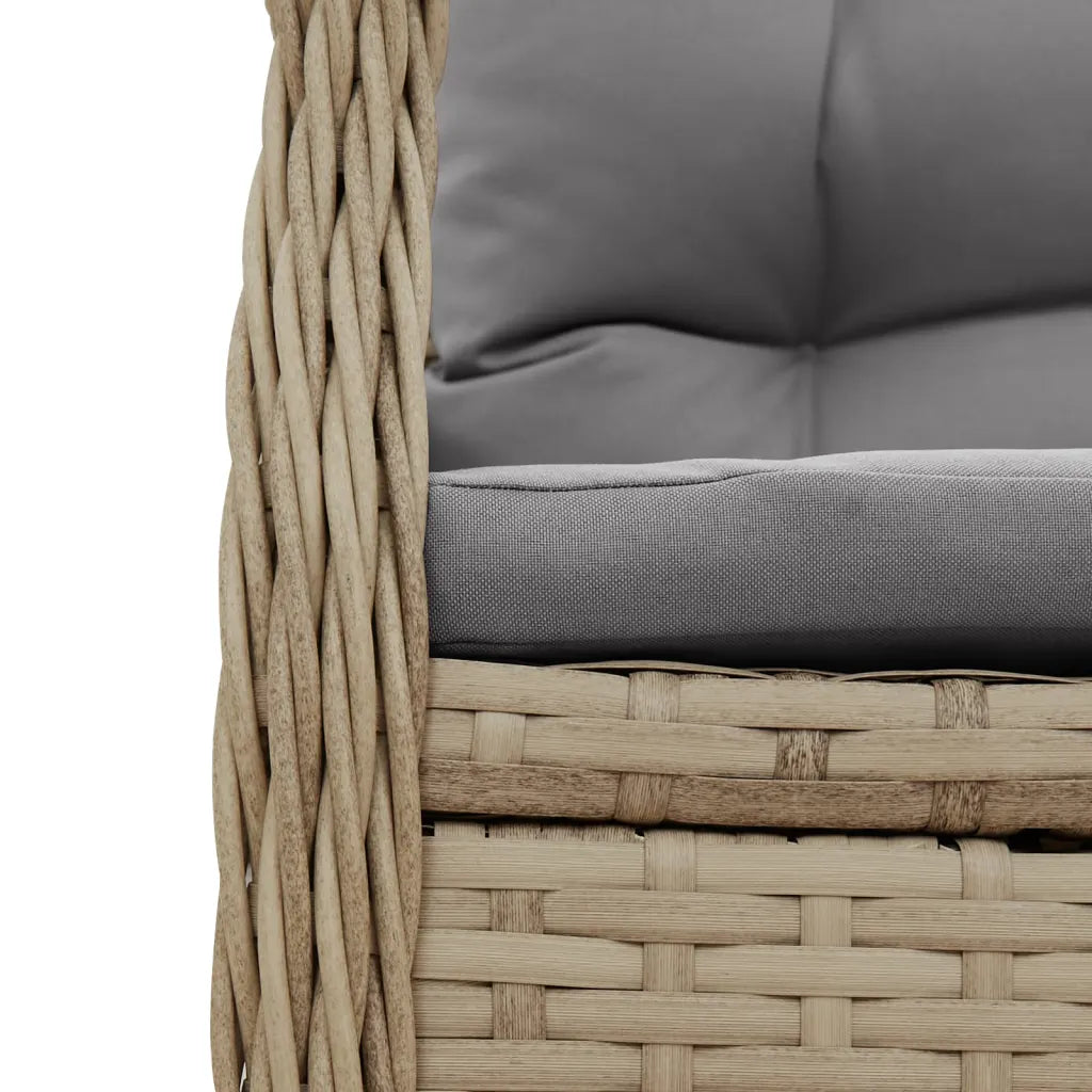 coussin d’assise gris clair posé sur fauteuil en rotin
