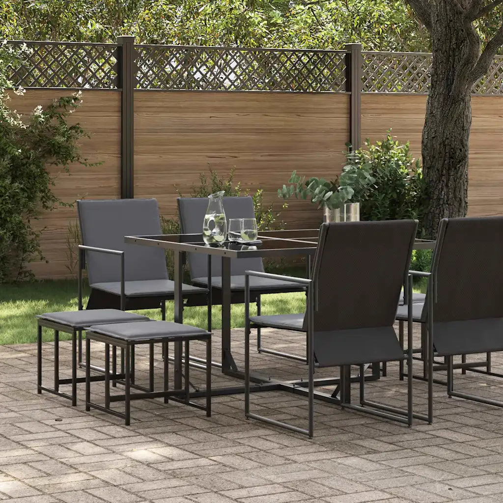 vue de la table rectangulaire noire installée sur terrasse