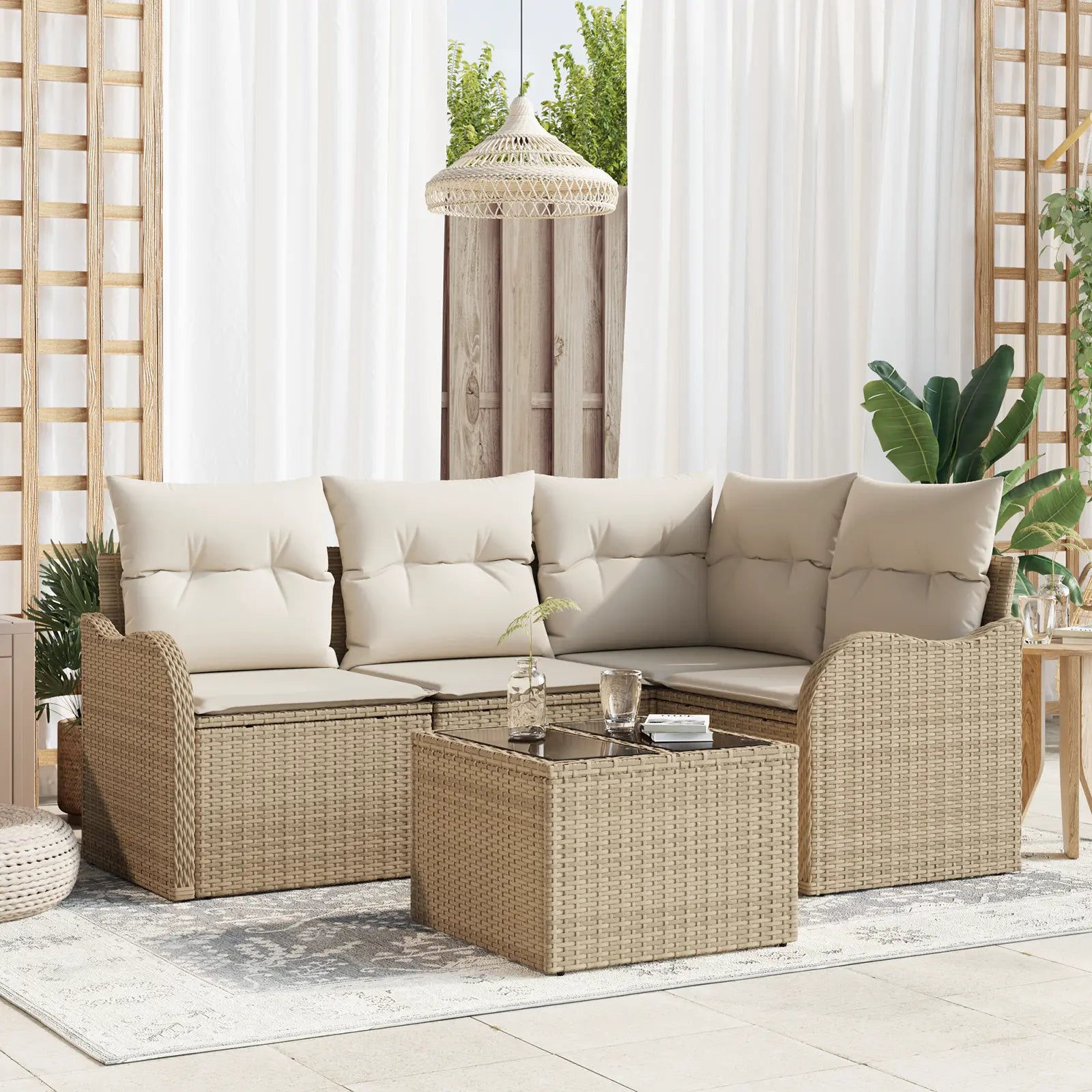 Salon de jardin tressé beige avec table basse moderne.