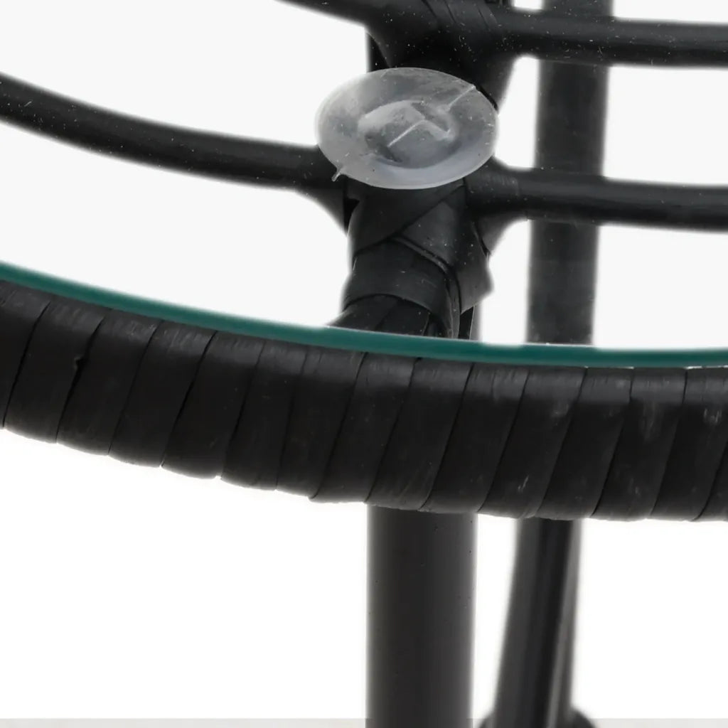 Détail plateau en verre trempé résistant table terrasse ronde design moderne
